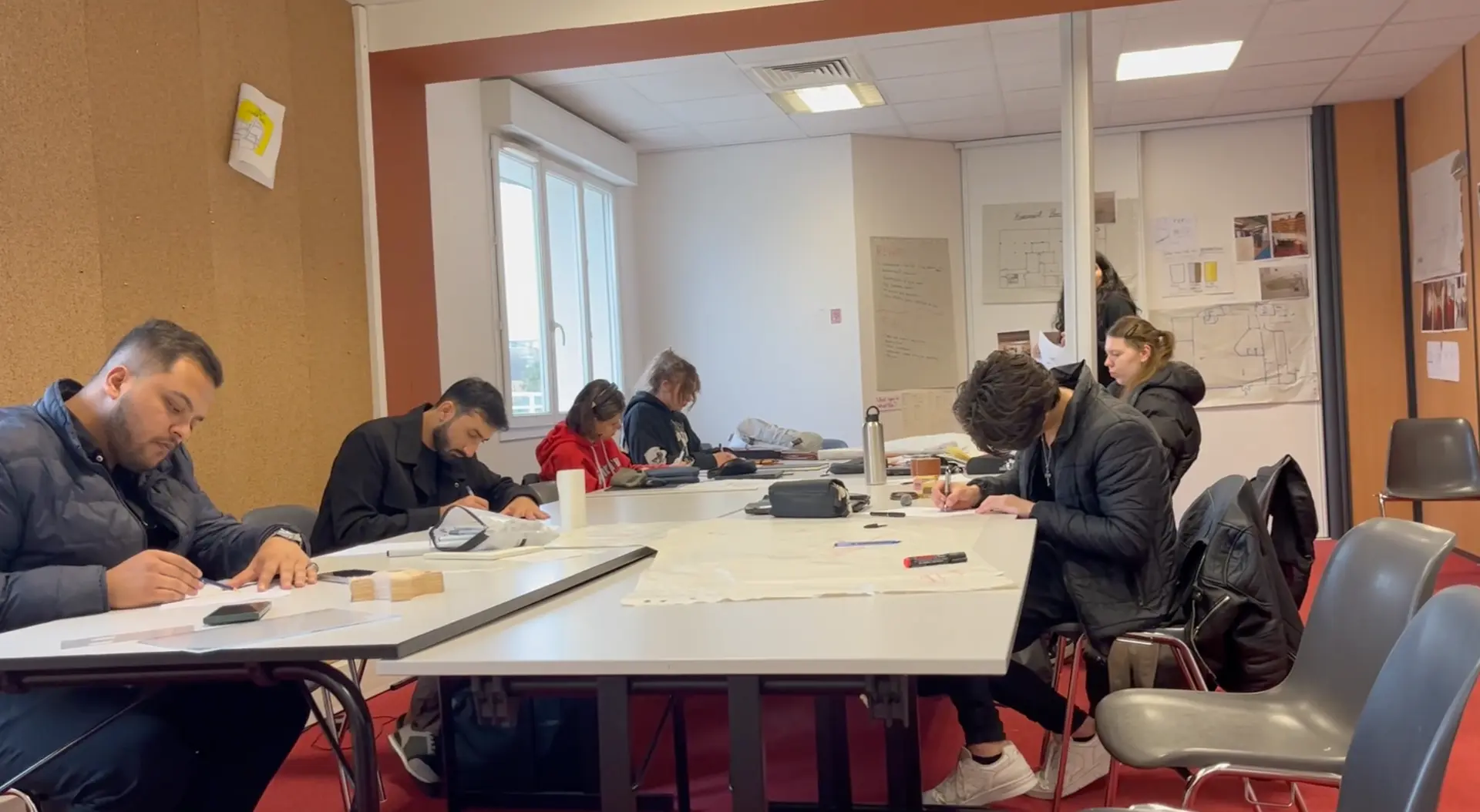 Étudiants de la Besign School travaillant en groupe pendant le workshop tri