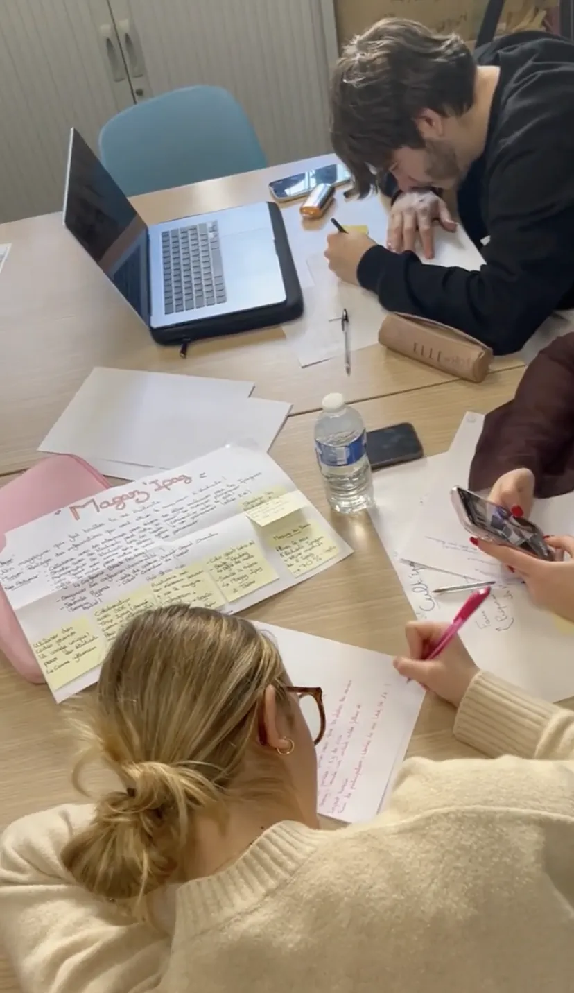 Étudiants de l’IPAG Nice travaillant sur la mesure d’impact de leurs actions