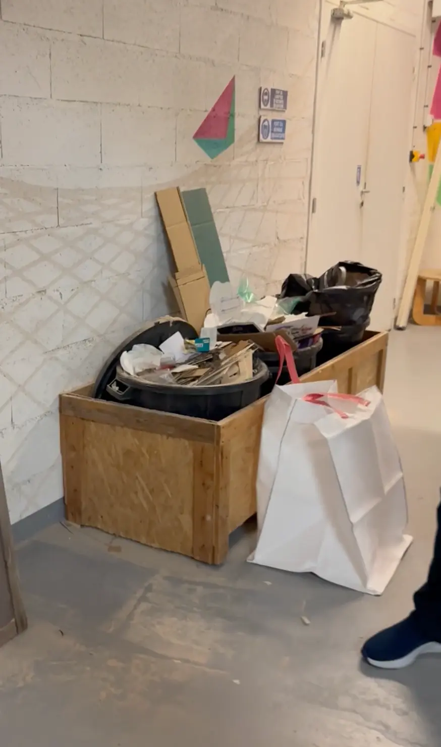 Zone de stockage des déchets de l'atelier avant le workshop